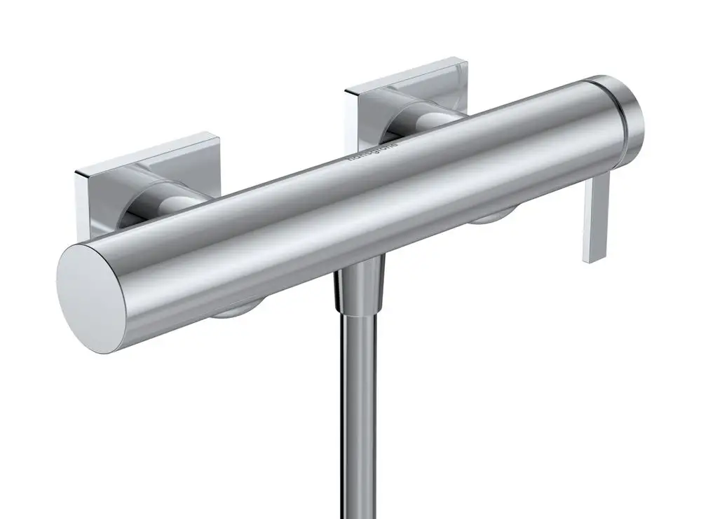 Hansgrohe Einhebel-Brausemischer in chromfarbener Ausführung, montiert auf einer Wand, mit zwei Steuergriffen und einem schlanken Auslaufrohr.